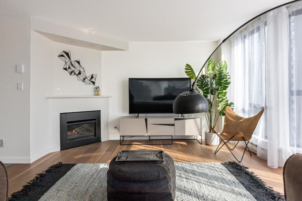 uma sala de estar com televisão e lareira em Amazing Location - 2BDRM/2BATH - right on Robson em Vancouver