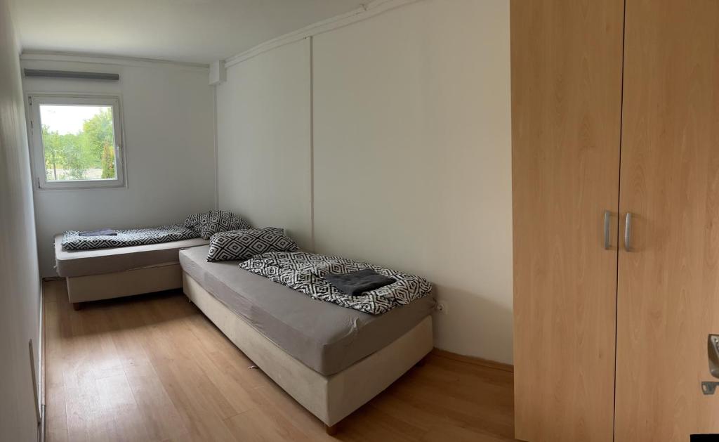 Silver 3 Bedroom + Living room + Huge Terasse and Garden - Housity