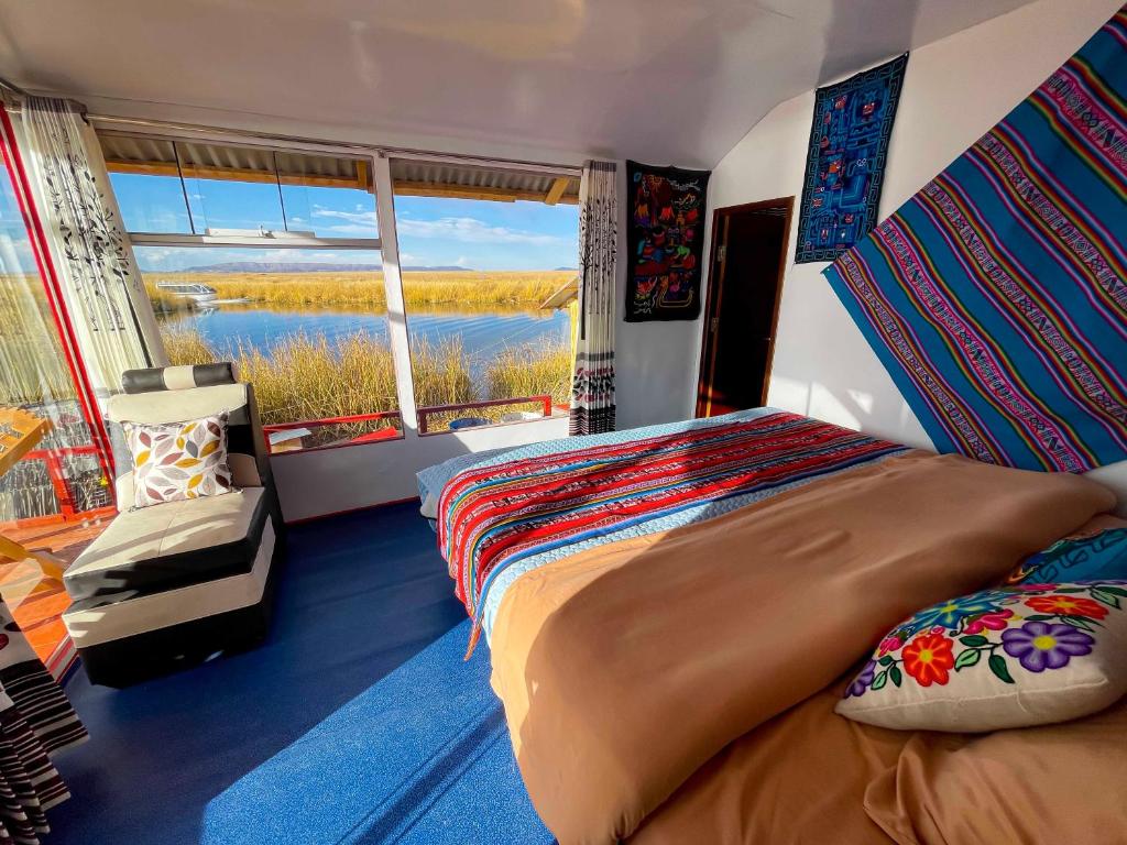 sypialnia z dużym łóżkiem i dużym oknem w obiekcie Vip Flotante w mieście Puno