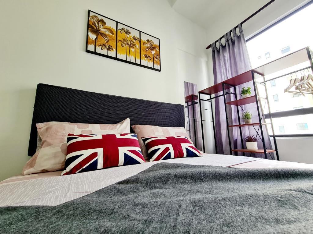 - une chambre avec un lit doté d'oreillers rouges et blancs dans l'établissement Cozy 6 Guest 2 Rooms VIM3, Desa Parkcity, One Utama, Bandar Menjalara, Kepong, Sri Damansara, Mutiara Damansara, Damansara Perdana, Kota Damansara, Kuala Lumpur, à Kuala Lumpur