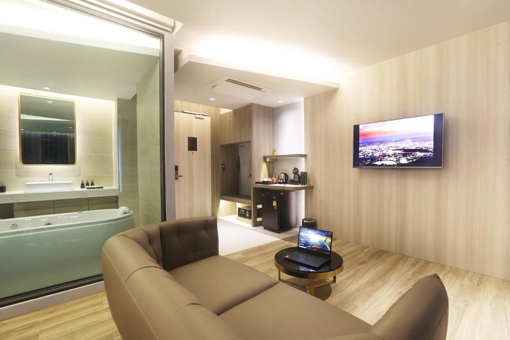 The Signature Hotel Airport - Suite Mit Poolblick