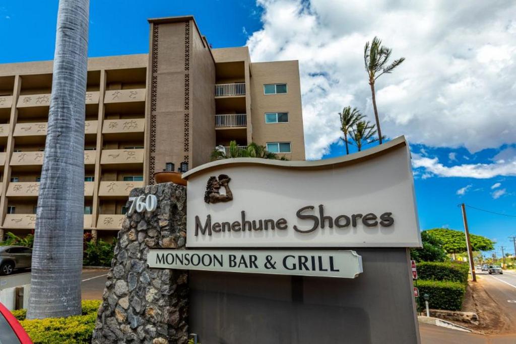 een bord voor de Morganon Bar and Grill van het Marriott Miami Shores bij MENEHUNE SHORES #423 condo in Kihei