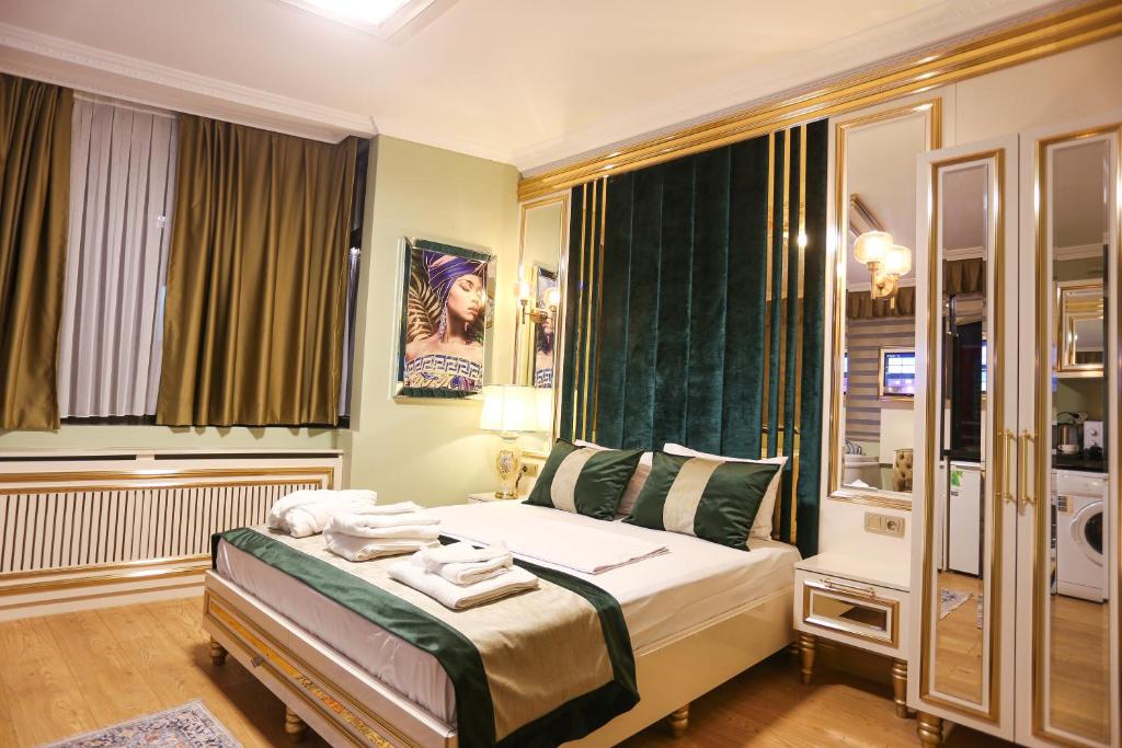 um quarto com uma cama com toalhas em WHITEMOON HOTEL SUİTES em Istambul