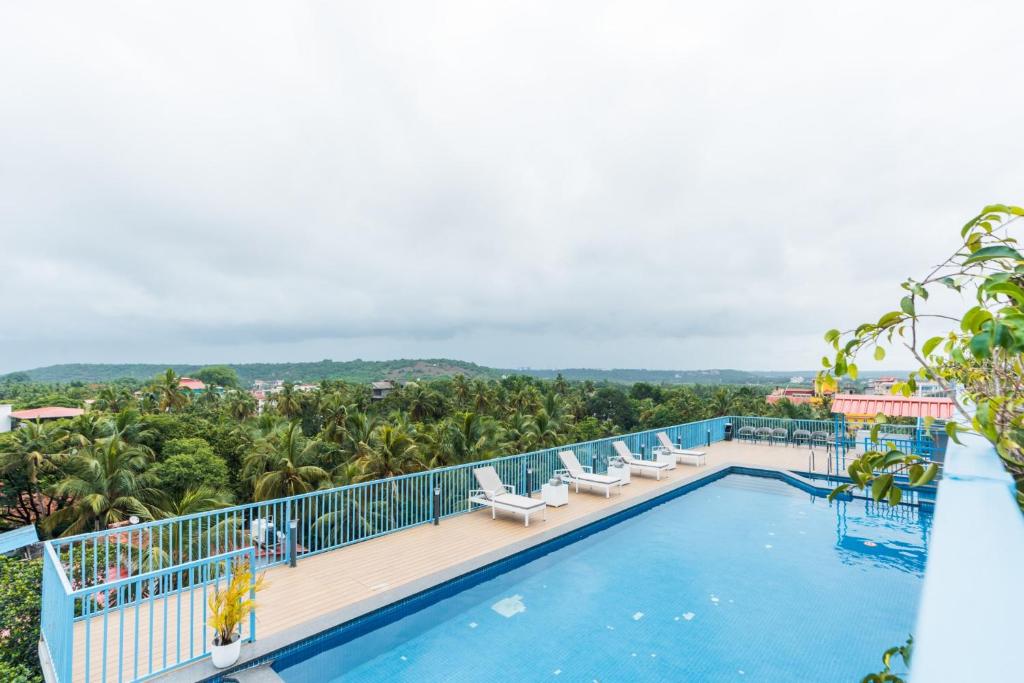 Bazén v ubytování De Mandarin Hotel Goa nebo v jeho okolí