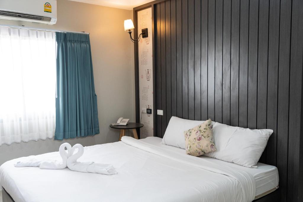 um quarto de hotel com duas camas com cisnes em We World Boutique Haatyai em Hat Yai