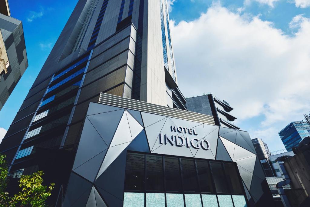 東京的住宿－Hotel Indigo Tokyo Shibuya，一座标有酒店 ⁇ 蓝标志的建筑