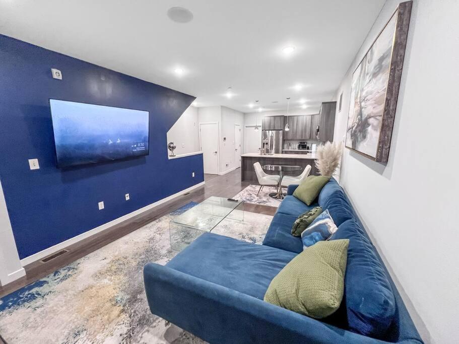 un soggiorno con divano blu e TV di Yanne's Place - Dual-Lounge a Philadelphia