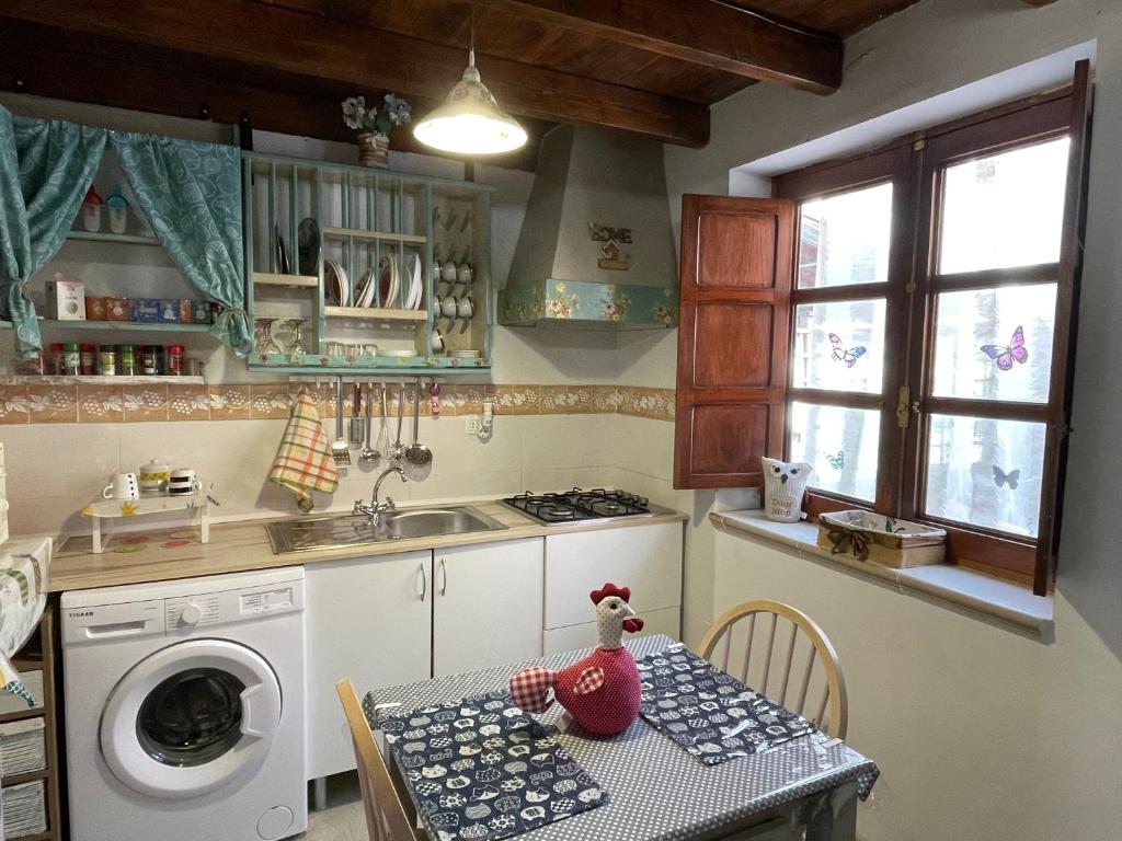 a kitchen with a table with a chicken on it at Casa Almendra in Santa Cruz de Tenerife
