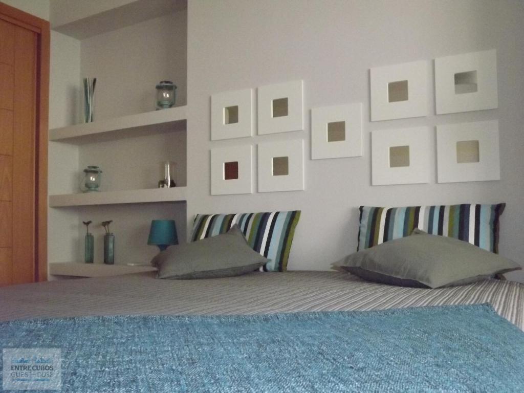 オリョンにあるEntreCubos Guesthouseのベッドルーム1室(壁に絵が描かれたベッド1台付)