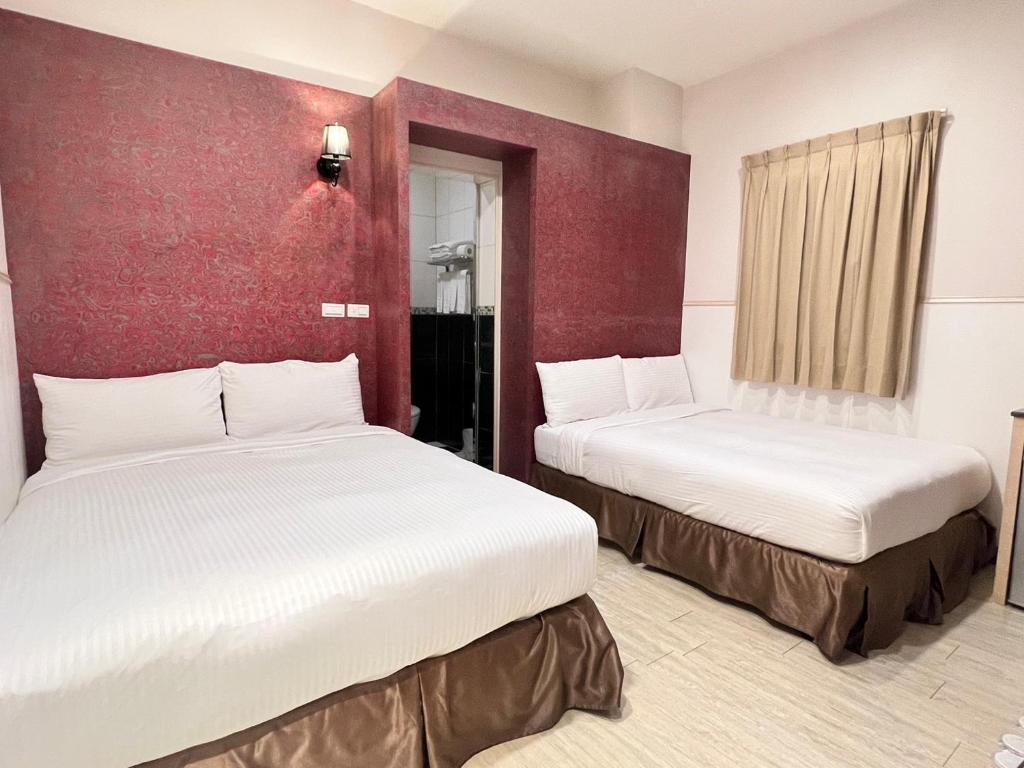 Postel nebo postele na pokoji v ubytování Kaishen Hotel