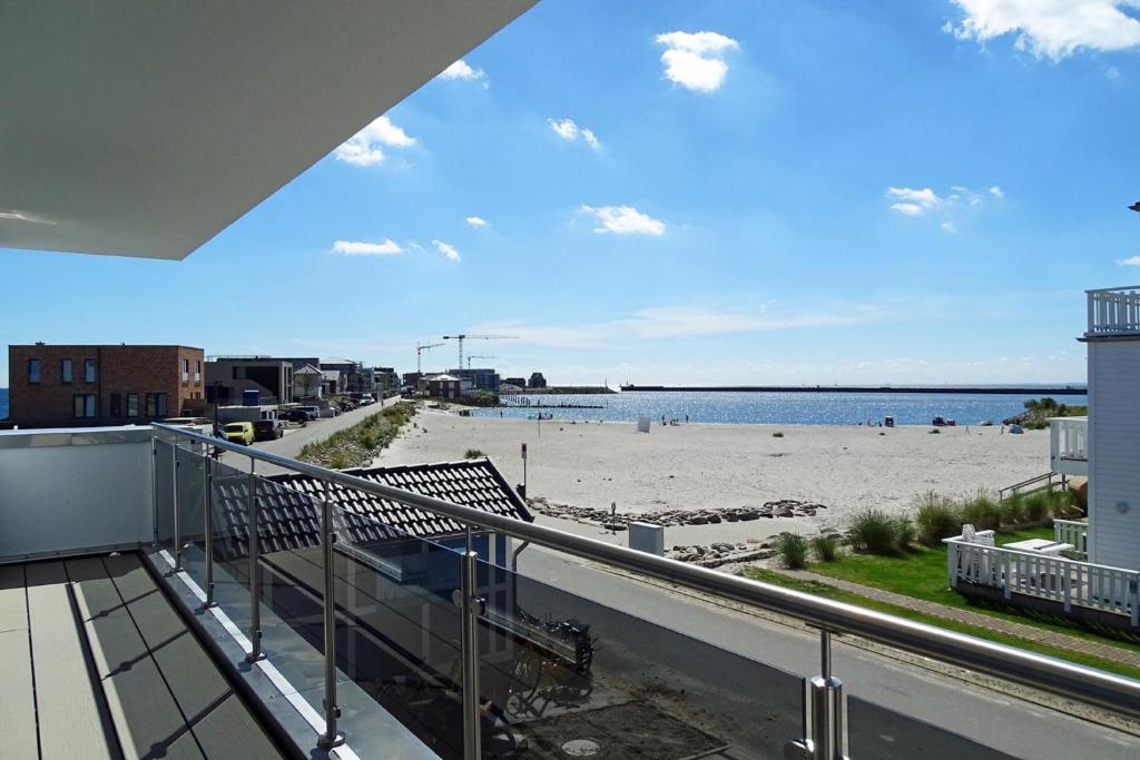 Elle comprend un balcon offrant une vue sur la plage. dans l'établissement Brandung, à Olpenitz