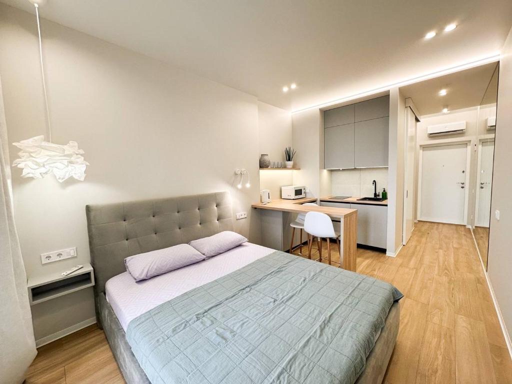 1 dormitorio con 1 cama grande y cocina en Arcadia Studio with balcony, en Odessa
