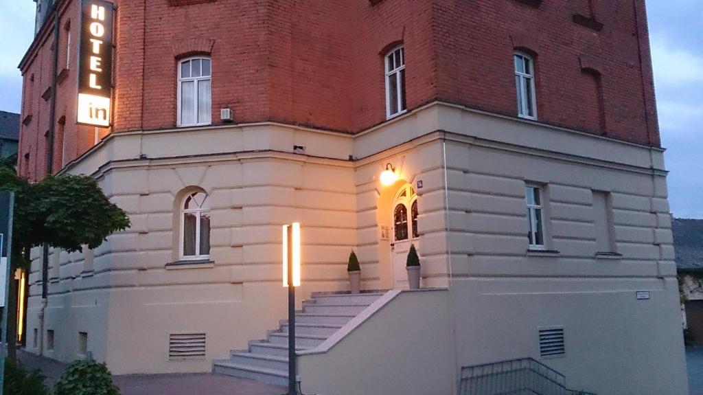 ein großes Backsteingebäude mit einer Treppe davor in der Unterkunft Hotel in in Amberg