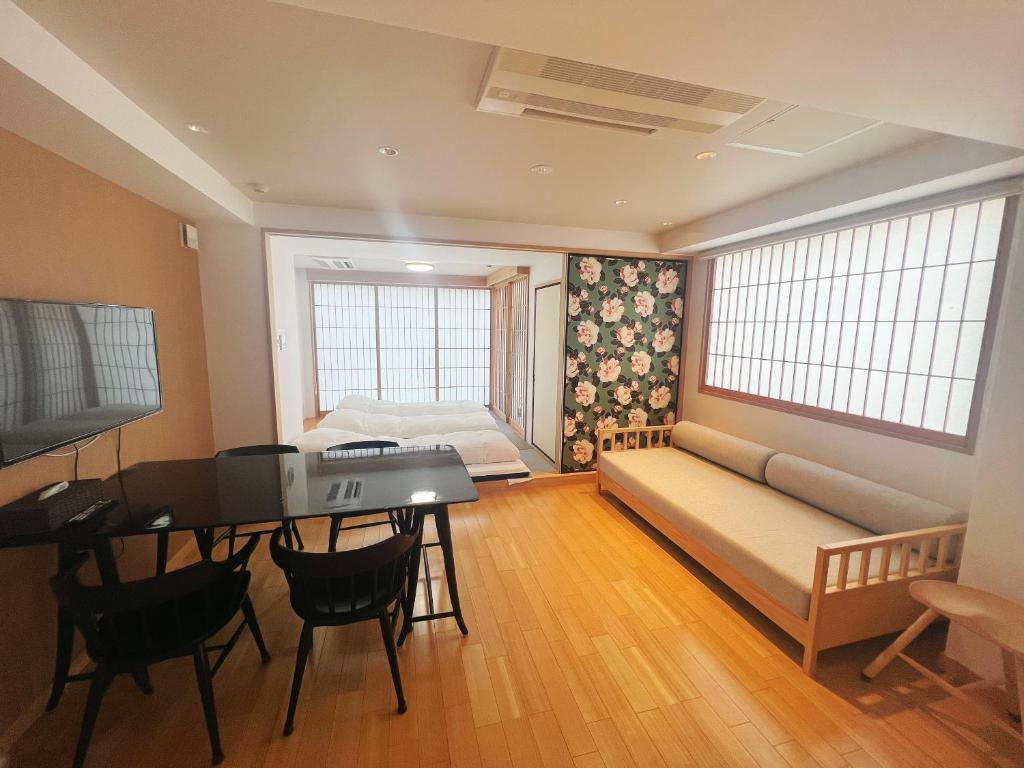 Posezení v ubytování Nplus Tokyo Akihabara Premium