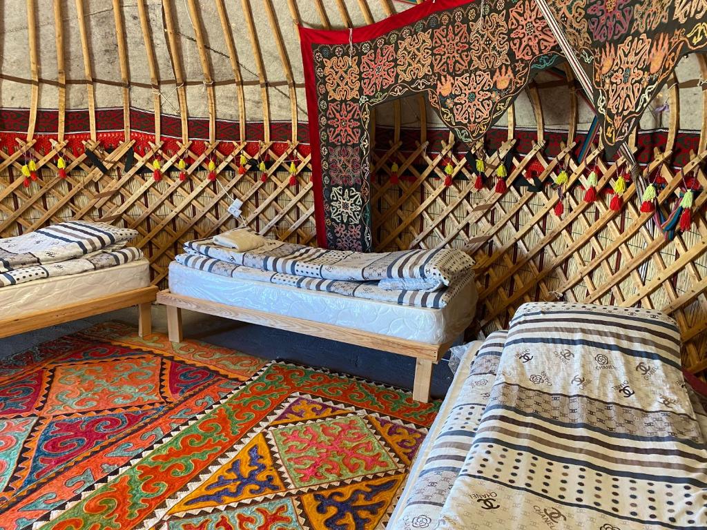 - une chambre avec 2 lits dans une yourte dans l'établissement Yurt camp Sonun, à Bokonbayevo