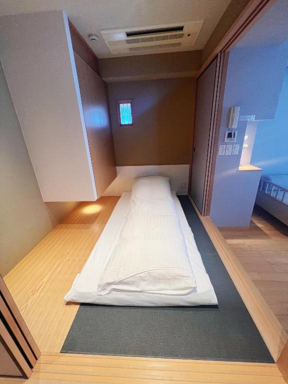 Postel nebo postele na pokoji v ubytování Nplus Tokyo Akihabara Premium