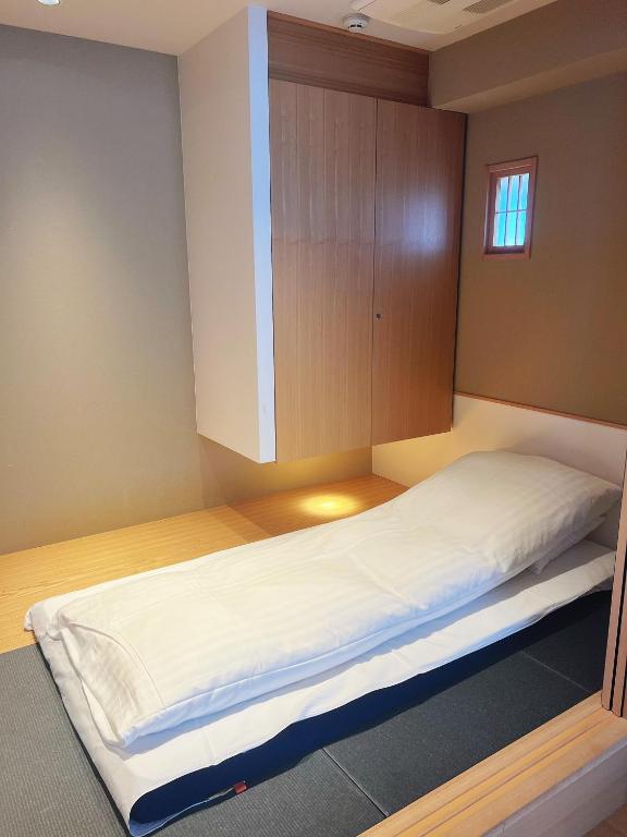 Postel nebo postele na pokoji v ubytování Nplus Tokyo Akihabara Premium