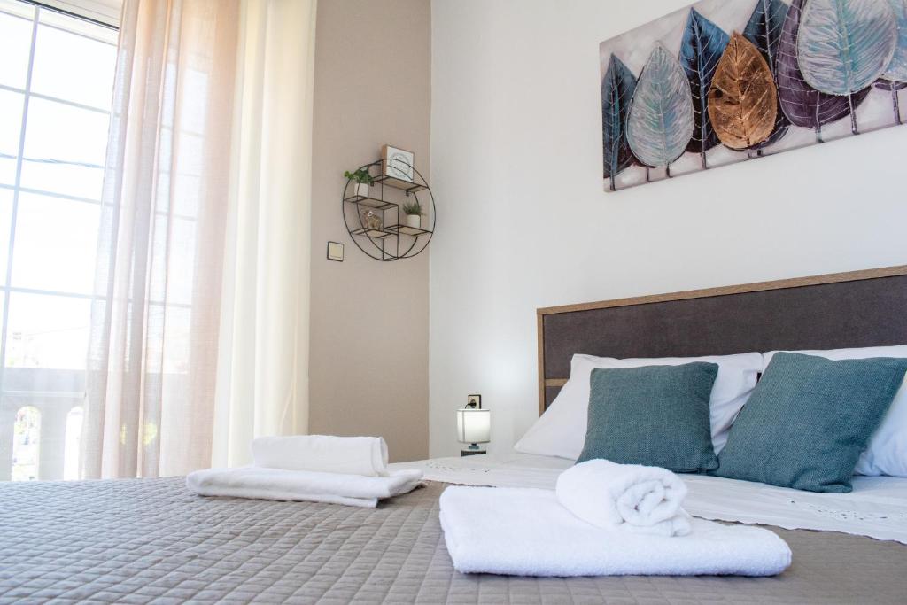ein Schlafzimmer mit einem großen Bett mit Handtüchern darauf in der Unterkunft Eva's Residence, Family Apartment in Chania