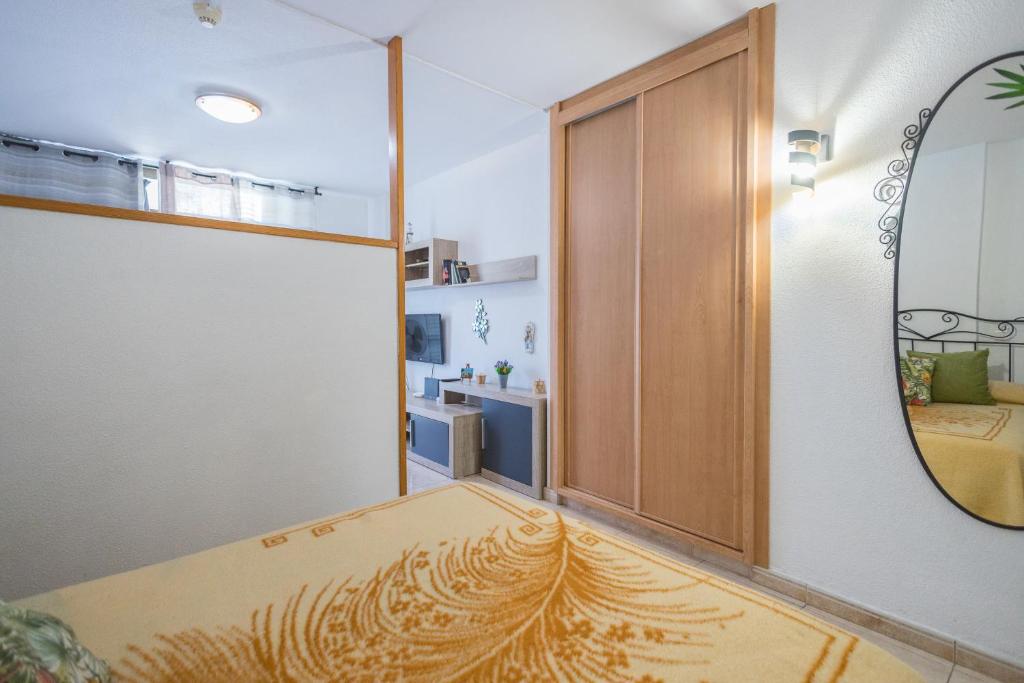 Postel nebo postele na pokoji v ubytování Lightbooking Las Arenas Playa del Ingles