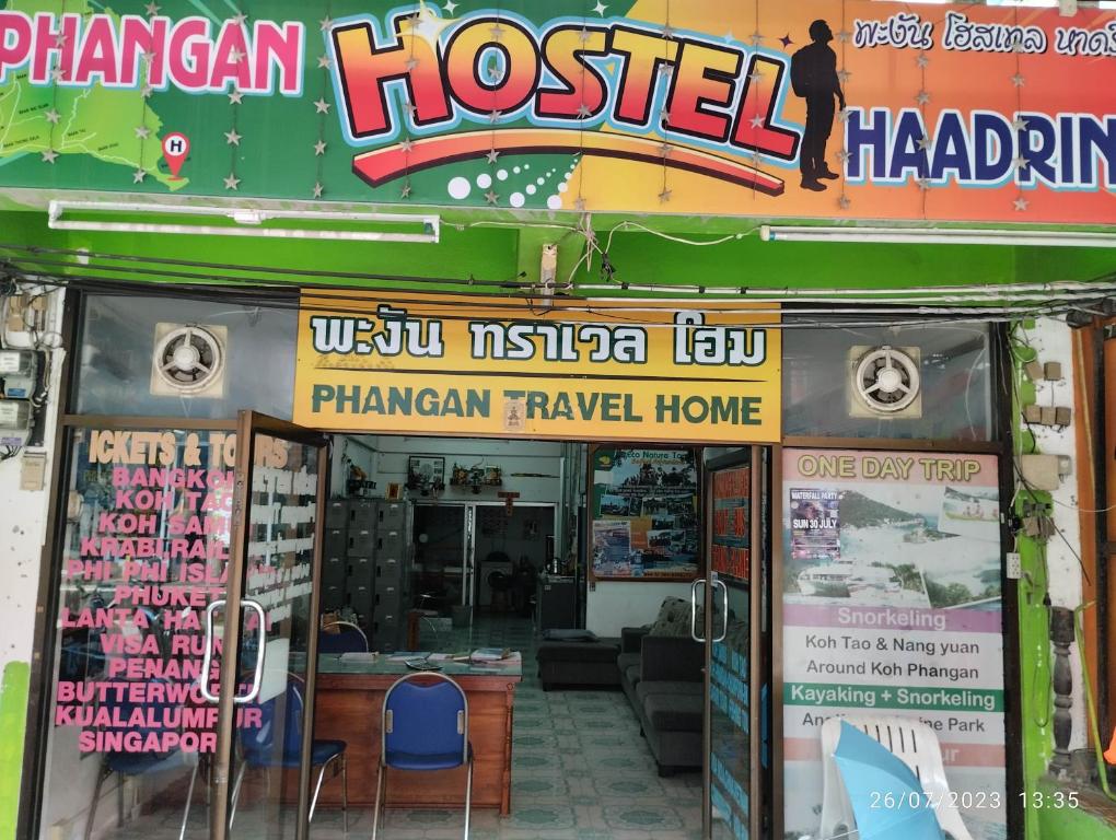 una tienda con una señal que readshaman hostelahahha lax en Phangan Hostel Haadrin Homestay, en Haad Rin