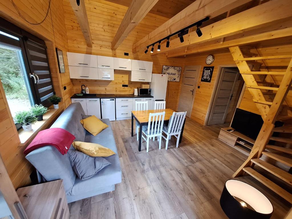 una sala de estar y cocina de una casa pequeña en Pod gwiazdami, en Kunów