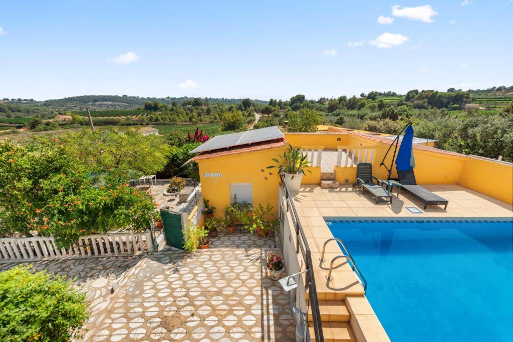 une villa avec une piscine et une maison dans l'établissement Casa Elja, à Torrent