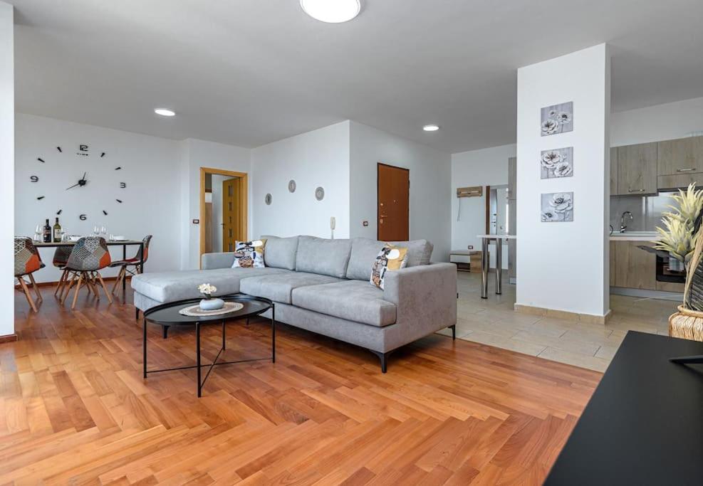 Grand View Apartment - Imazhi 8