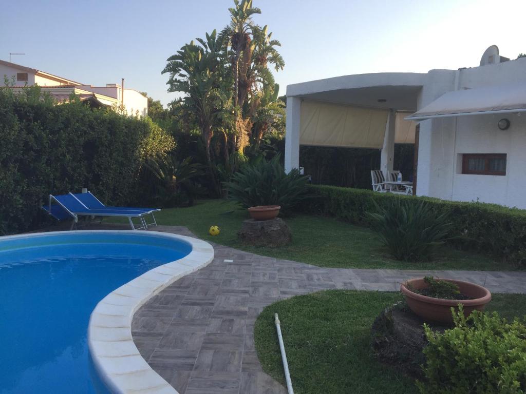 a yard with a swimming pool and a house at Villa Terrauzza in Siracusa