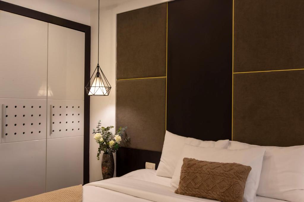 Postel nebo postele na pokoji v ubytování Keypad Hotel - 24 Hang Ga
