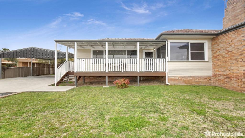 a house with a porch and a yard at Costa Park Cottage Dio in Armidale