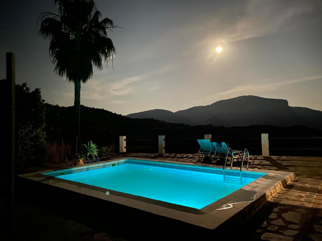 - une piscine avec vue sur les montagnes dans l'établissement Cortijo Peña Blanca, à Grenade
