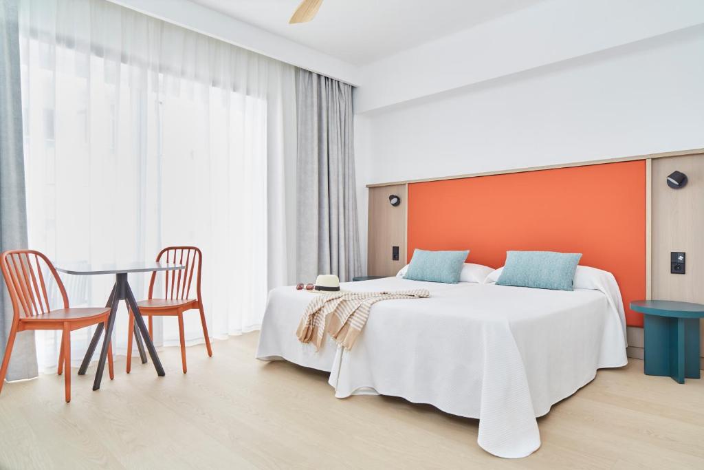 A bed or beds in a room at Excelsior Estudios & Apartamentos