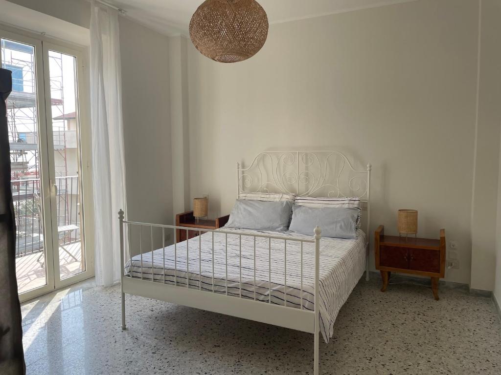 una camera da letto con un letto bianco con cuscini blu di Casa al Mare Pescara a Pescara