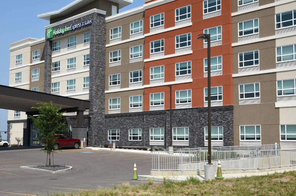 un gran edificio con un estacionamiento delante de él en Holiday Inn Express & Suites - Edmonton SW – Windermere, an IHG Hotel en Edmonton