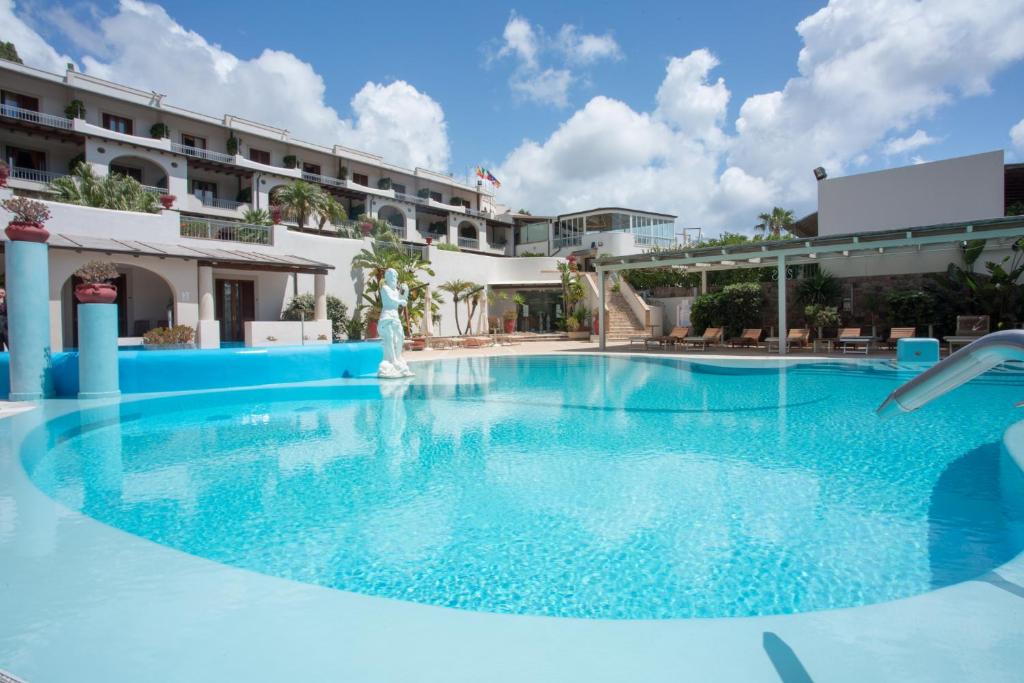 Bazén v ubytování Hotel Tritone Lipari nebo v jeho okolí