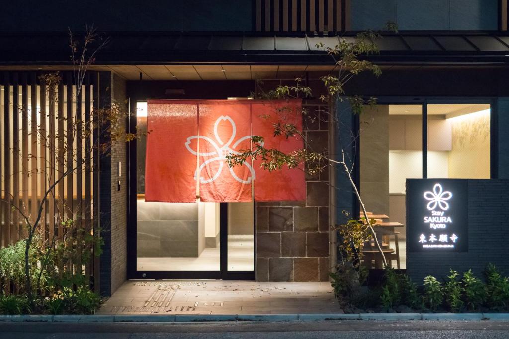 uma frente de loja com um sinal na porta em Stay SAKURA Kyoto Higashi Hongan-ji I em Quioto