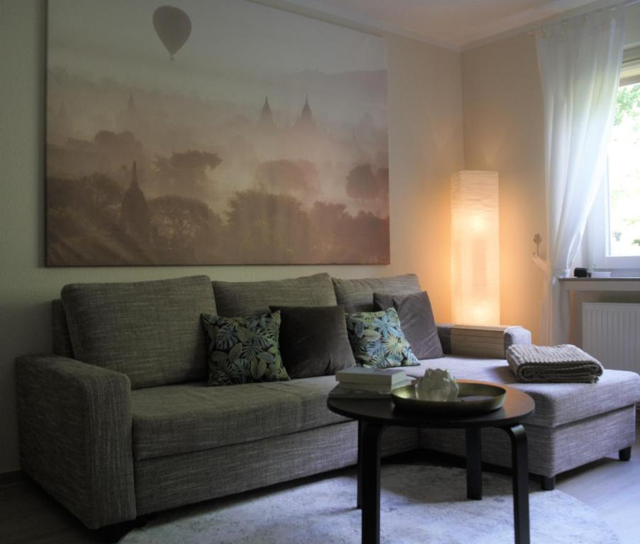 sala de estar con sofá y mesa en Ferienwohnung Amselnest, en Lügde