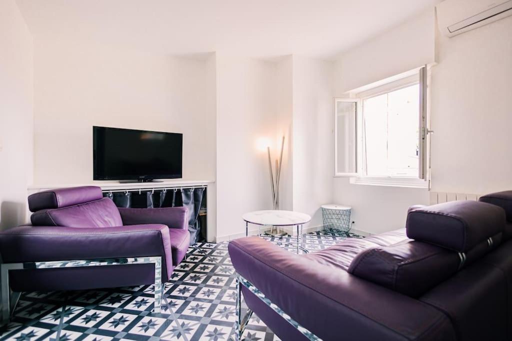 ボルドーにあるT3 pleincentre airconditionnéのリビングルーム(紫色の家具、薄型テレビ付)