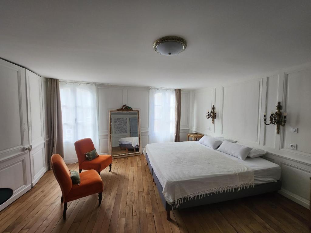 1 dormitorio con 1 cama grande y 1 silla en LE ZOLA, en Bourges