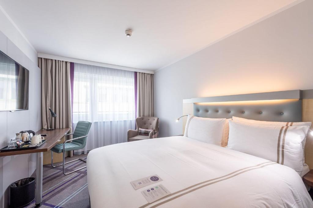 Postel nebo postele na pokoji v ubytování Premier Inn Stuttgart Airport