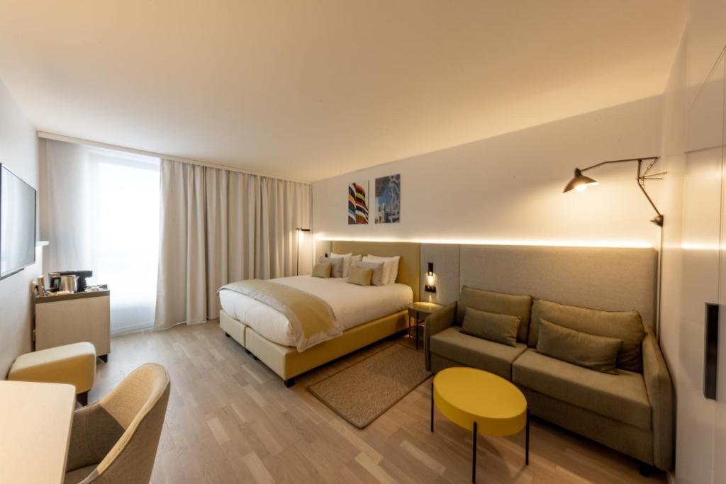 Кровать или кровати в номере Crowne Plaza - Marseille Le Dôme