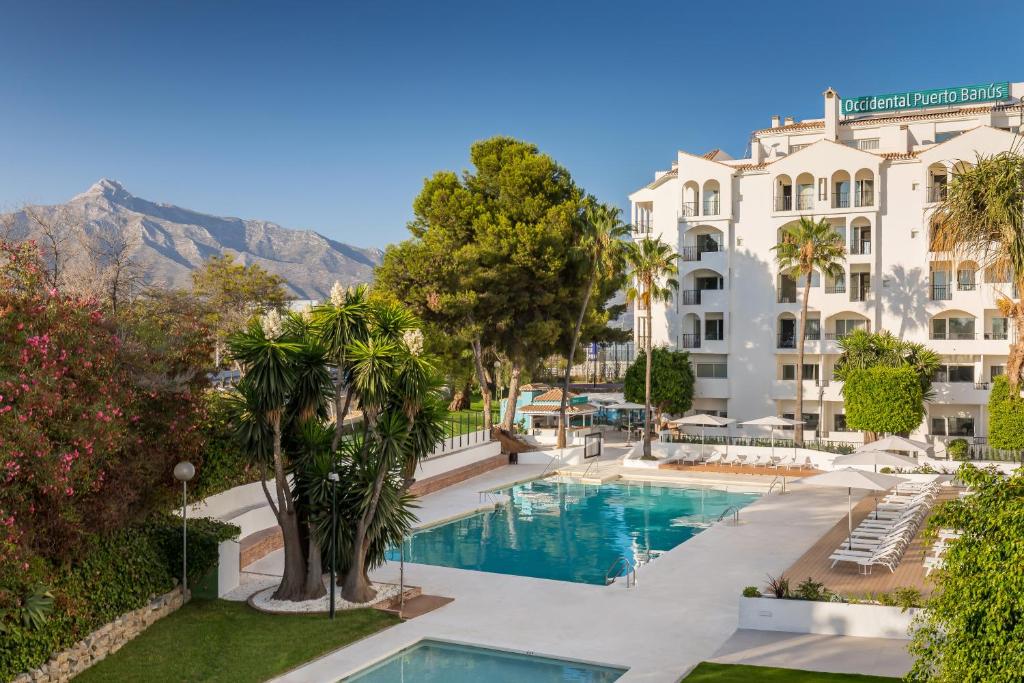 uma vista para um hotel com uma piscina e um edifício em Occidental Puerto Banús em Marbella