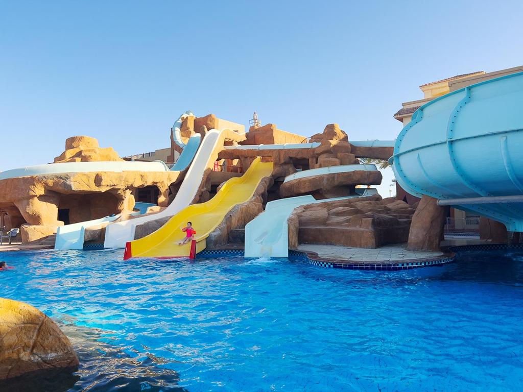 um parque aquático com um escorrega aquático na água em Regency Plaza Aqua Park and Spa Resort em Sharm El Sheikk