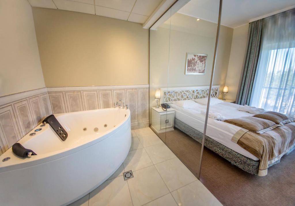 Postel nebo postele na pokoji v ubytování Noorus SPA Hotel