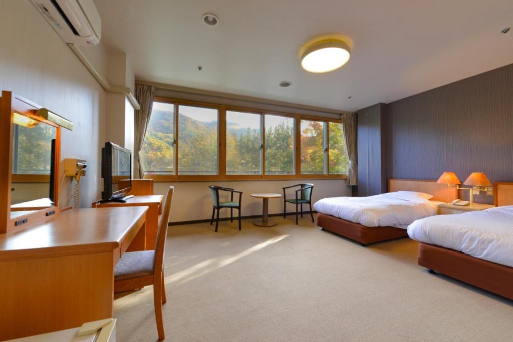 Postel nebo postele na pokoji v ubytování Ooedo Onsen Monogatari Shinshu Kakeyu