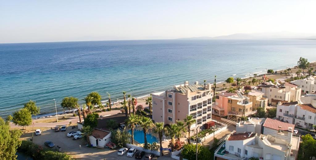 uma vista aérea de uma cidade junto ao oceano em Holiday Hotel em Kusadası