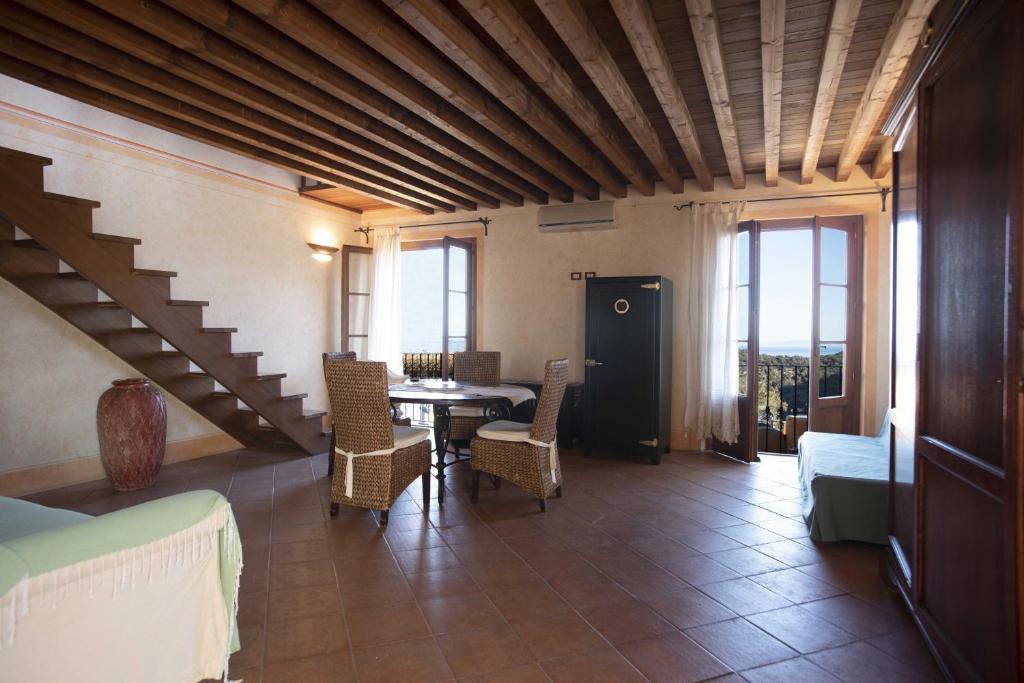 salon ze stołem, krzesłami i schodami w obiekcie Borgo Patresi Mare DL w mieście La Guardia