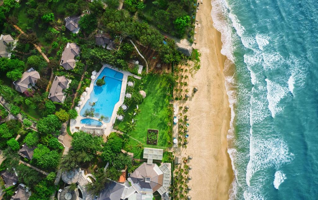 隆海的住宿－Fleur de Lys Resort & Spa Long Hai，享有海滩和大海的壮丽景色。