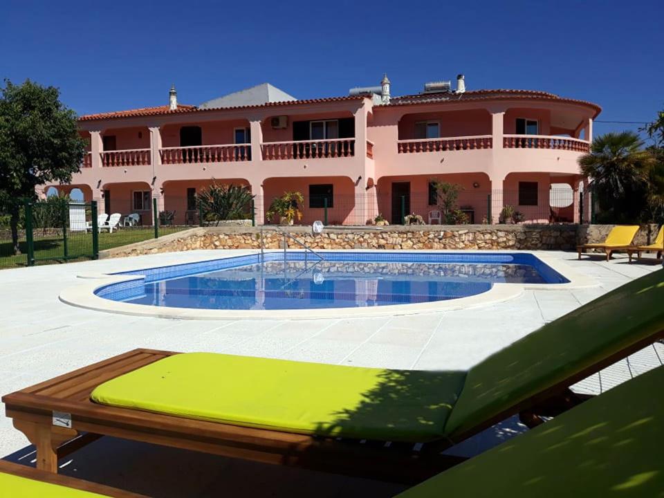 uma casa grande com uma piscina em frente em Vivenda os Silvas em Lagos