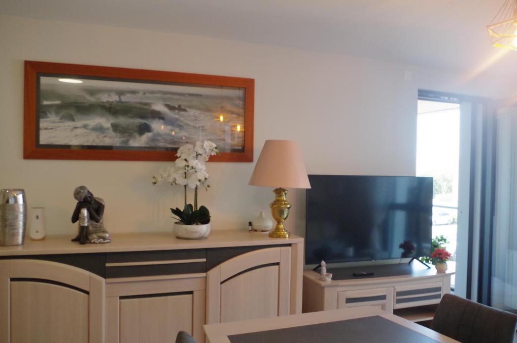 TV a/nebo společenská místnost v ubytování Trébeurden appartement T 3 vue mer 3 ***